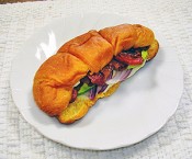 「野菜クロワッサン」を使った「クロワッサンのホットサンド」