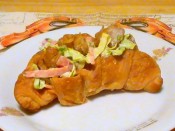 『クロワッサンリッチとから揚げ・春キャベツサンド』