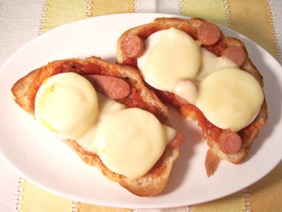 ピリ辛ウィンナーとゆで卵のチーズ焼きピリ辛トマトソース仕立て