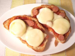 ピリ辛ウィンナーとゆで卵のチーズ焼きピリ辛トマトソース仕立て