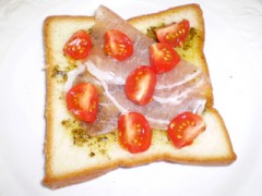 生ハムとプチトマトのオープンサンドジェノベーゼ風味