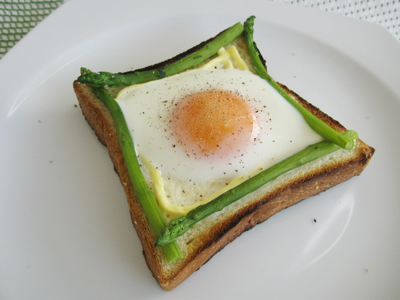 アスパラガスと卵のオープントースト